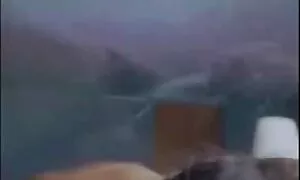 влязох във водата в тестото и пикая в басейна. seks klipcheta
