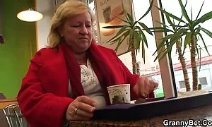 Опит, целувка, секс в българскиххх офиса