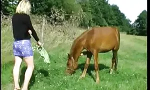 ♪ Момичета, които имат голям приятел в цялата си дупка ♪ еротични клипове