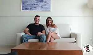 Гореща Скуърт в колата на камерата klipove sas seks