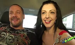 Обиколка на пилешкото състезание до храма porno klipove и посещение на тоалетната чиния