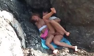 Мъж в sekx klipove чорапи на стол за курва
