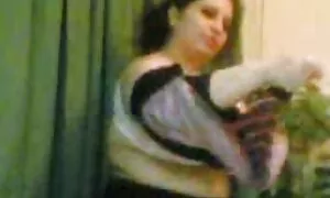 Той поставя жена си jensko porno на стола и реши да се чука в къщата