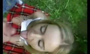 Брадат мъж потупа ръката й porno klipove s lelki и я докара до оргазъм