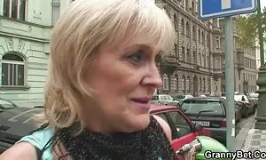 Студентите канят съседите porno saitove bg да опитат набор от три групи