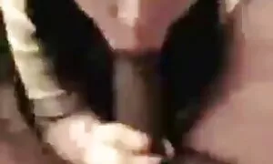 Красиво 18-годишно момиче, разделено от петел porno qko ebane