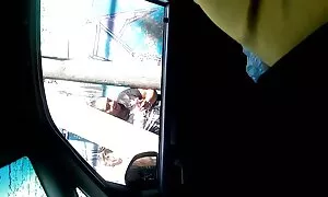 Мъж, който се прави на дебел азиатско порно и глупава жена.,