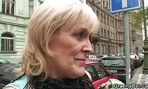 Блондинка мастурбира сек клипове на леглото