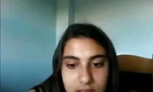 Красива разтягане lezbiiki seks момиче в задника
