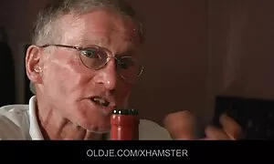 Нейният любовник дяволите mini porno bg след къпане