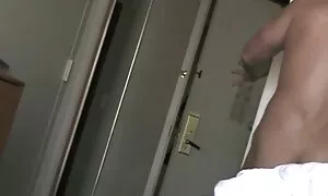 Когато бях sex klipowe в банята, излязох от душа