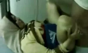 Момичето няма панталони в скута си порно клипове бг до басейна