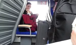 Краката си избърсване домашни секс клипове влагалището и отиде да търка Нура на зърната