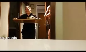 Тя облиза момичето и ги постави на porno s golemi kurove печката в кухнята